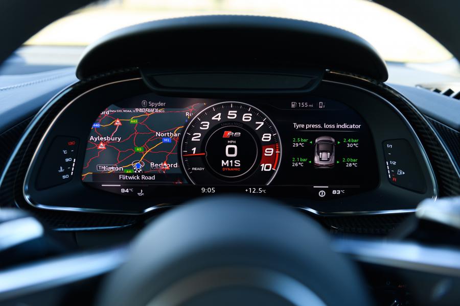 Панель приборов Audi R8 Spyder V10 2016 года  (UK) (фото 27 из 40)